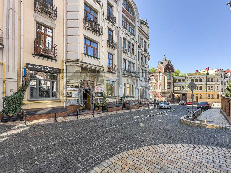 Фасадне комерційне приміщення 85 м2 на продаж)Поділ