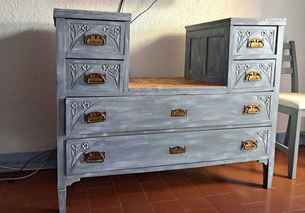 Cómoda antiga em madeira,pintada à mão,lindíssima