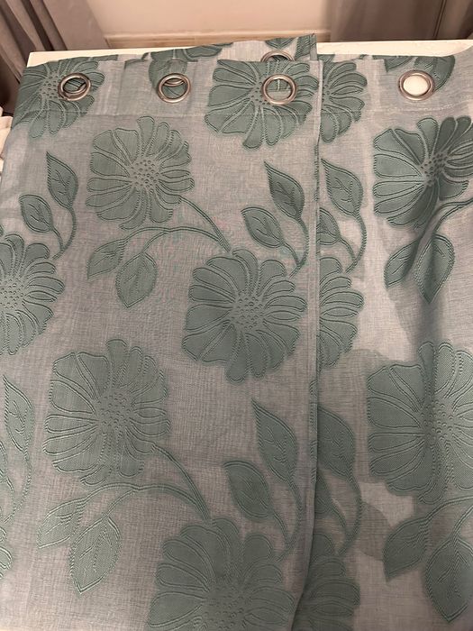 Cortinados brancos e bordado verde