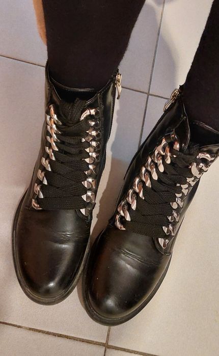 Botas em pele pretas