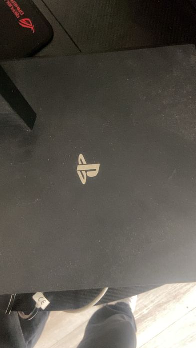 Playstation 4 pro z grami  2 pady mikrofon