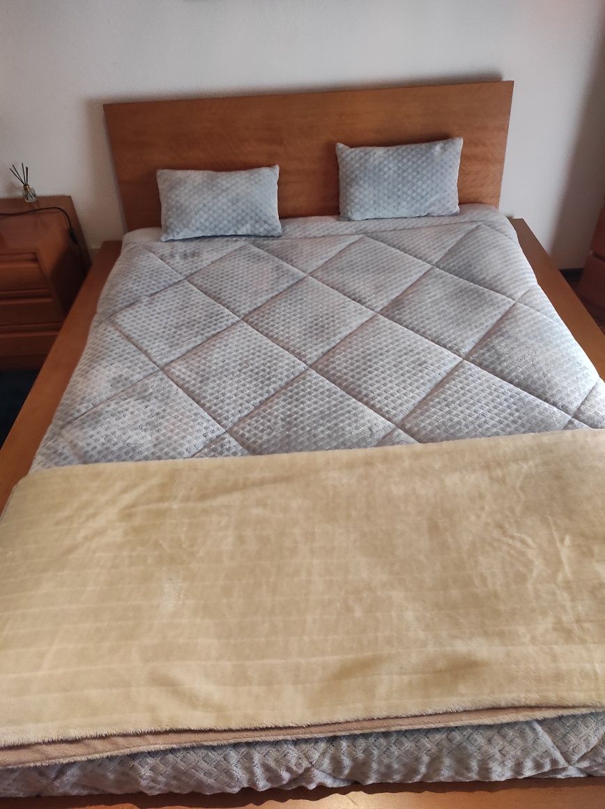 Vendo cama de madeira 190x140 cm