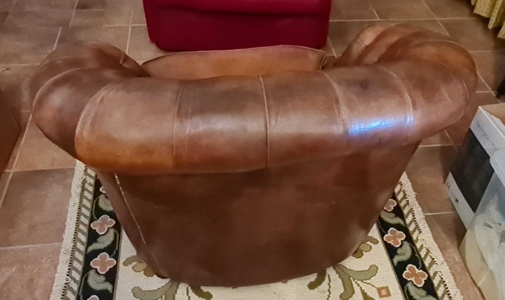 Poltrona em pele capitonné