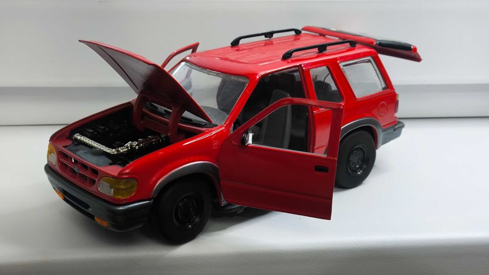 Модель, машинка Ford Explorer sport 1997 1.24 Motormax
