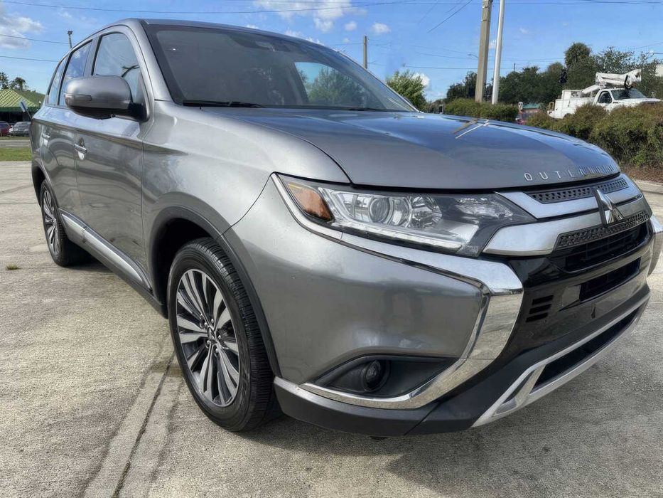 Mitsubishi Outlander SE      2020