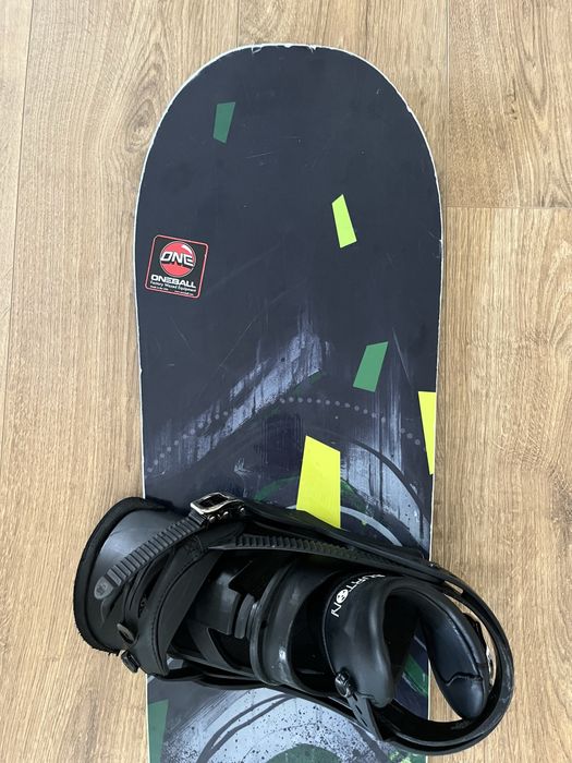 Deska snowboardowa GNU Carbon Credit Asym 153 cm, wiązania Burton