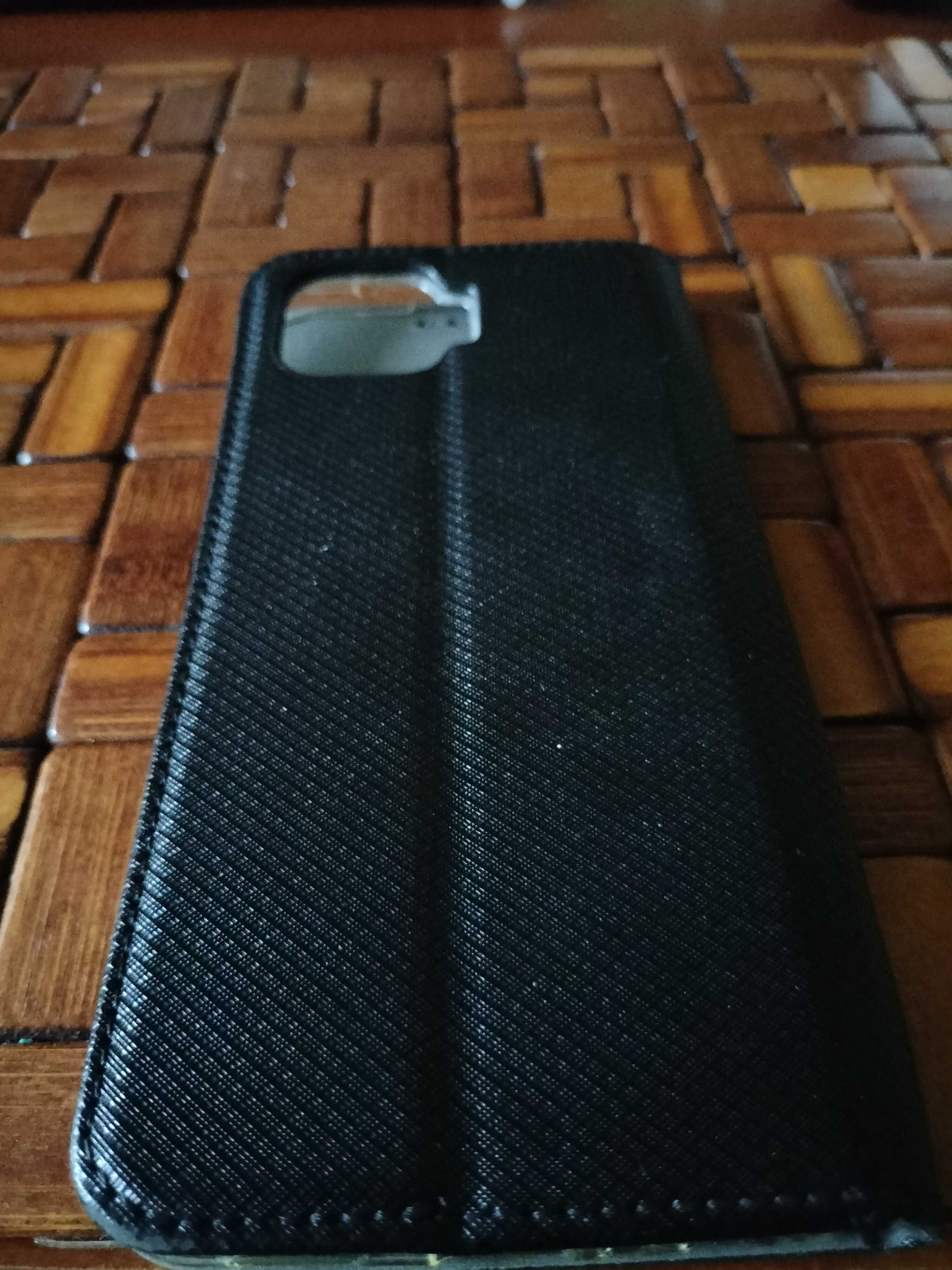 Etui na telefony