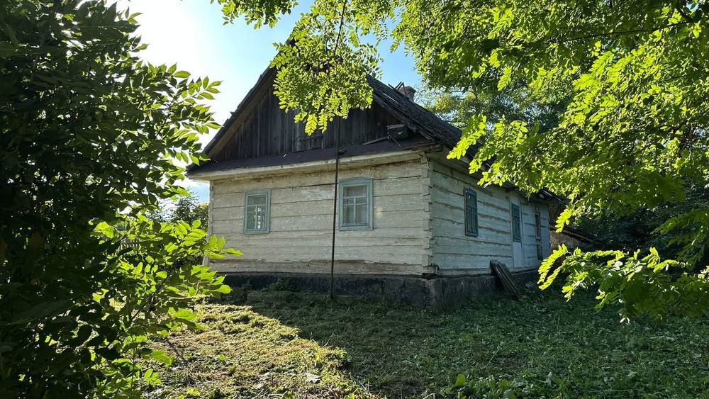 Продається будинок з землею та виходом до озера