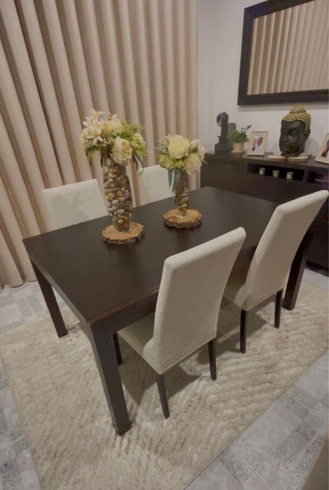 Mesa de sala extensivel e 4 cadeiras