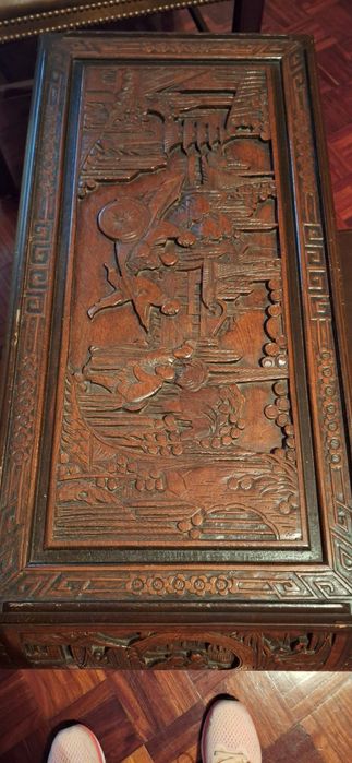 Mesa chinesa com bancos