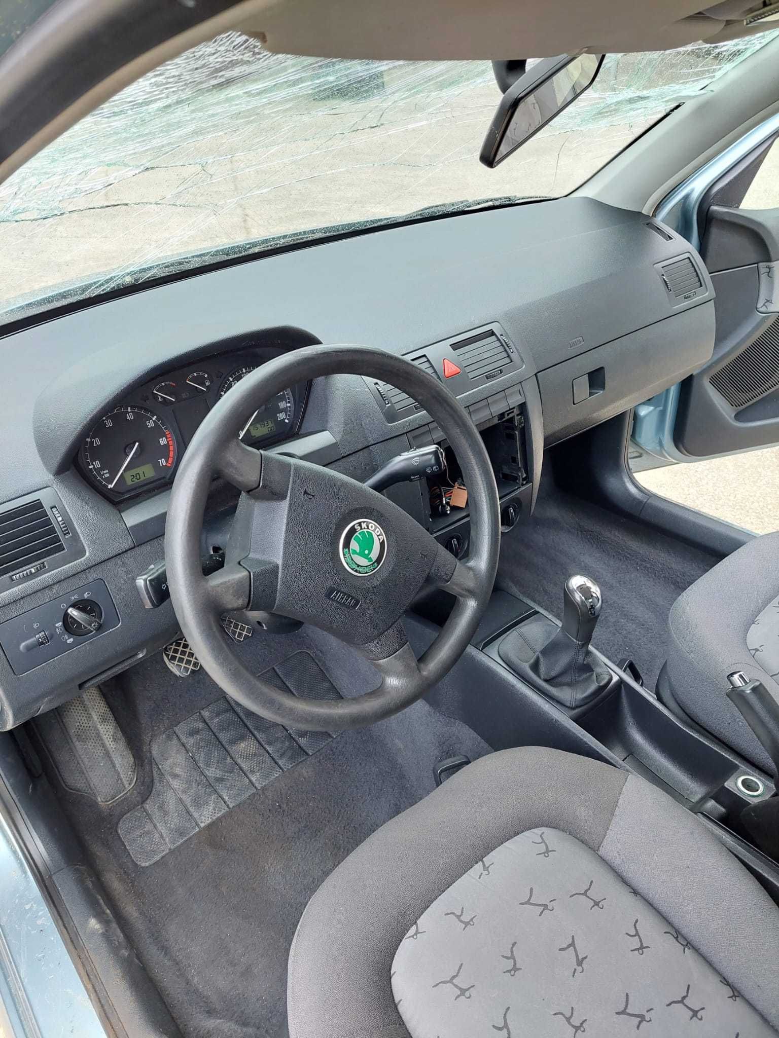 Skoda Fabia 1.4i de 2002 com Boa Mecânica para peças