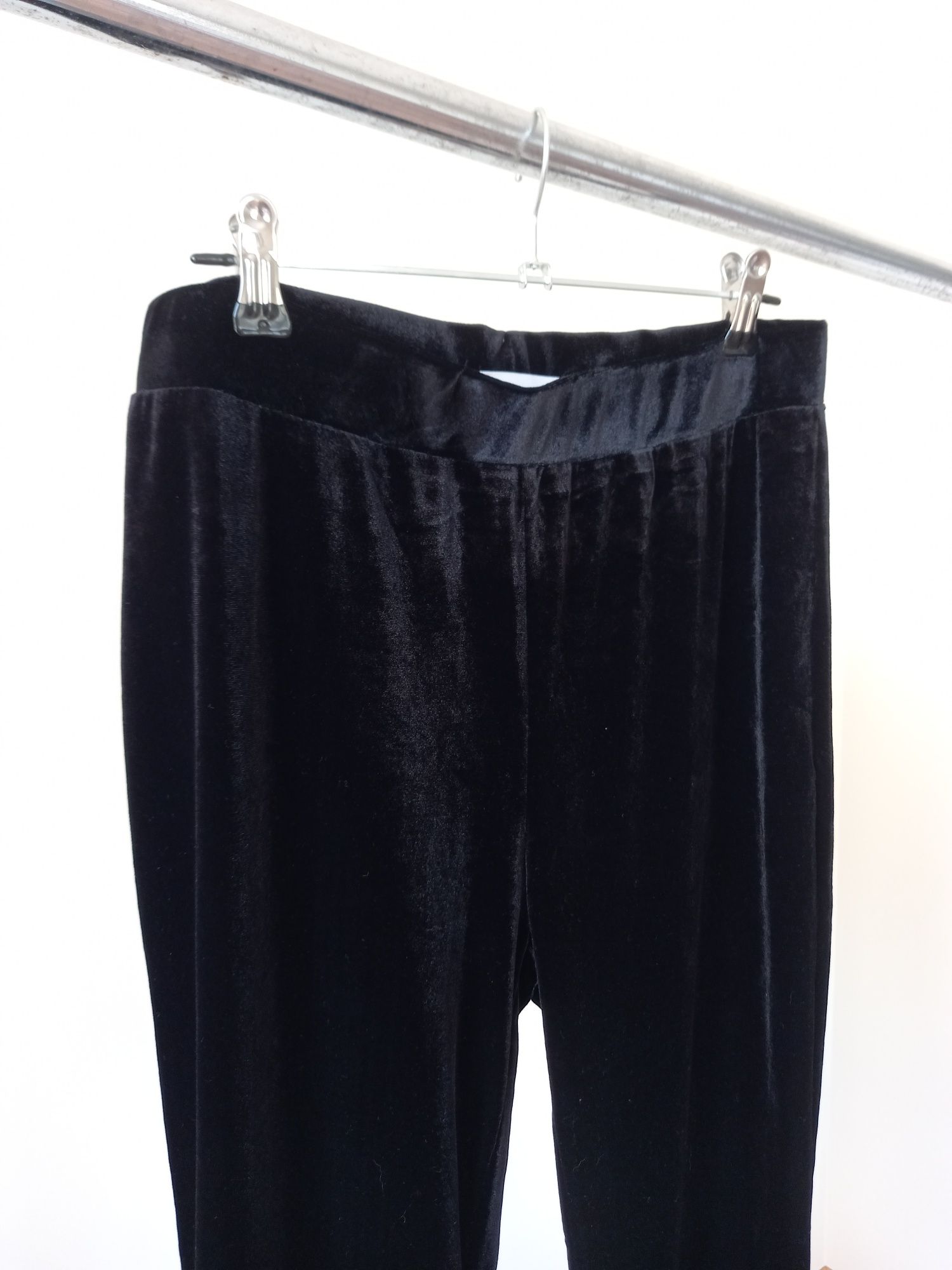 Calças flare cropped veludo Mango