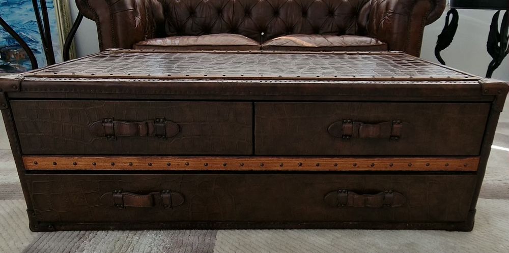 Mesa de centro em formato de poltrona (pele de crocodilo – couro origi