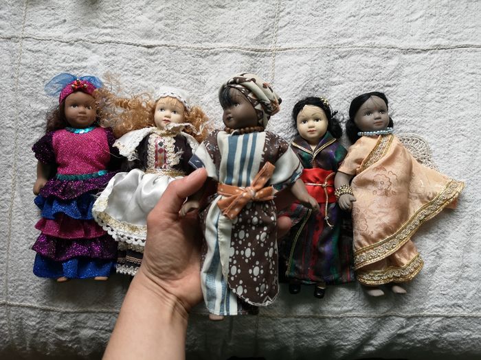 Bonecas de porcelana - culturas do mundo