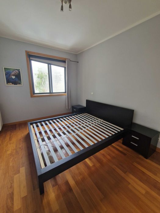 Cama com estrado e 2 mesinhas de cabeceira