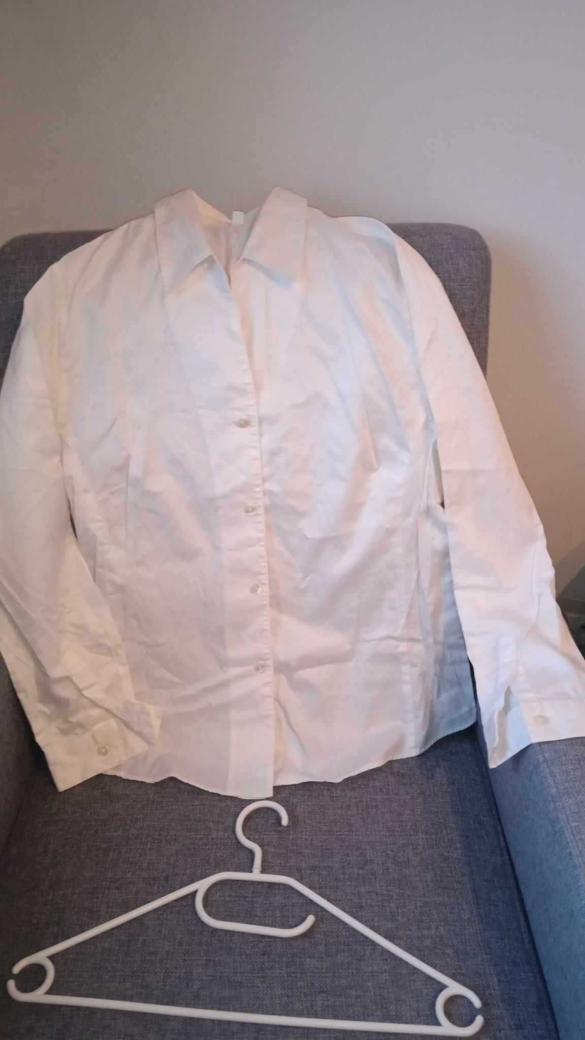 biała bluzka koszulowa