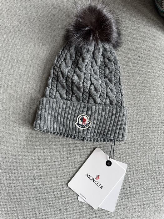 Gorro Moncler Cinza c/ pelo
