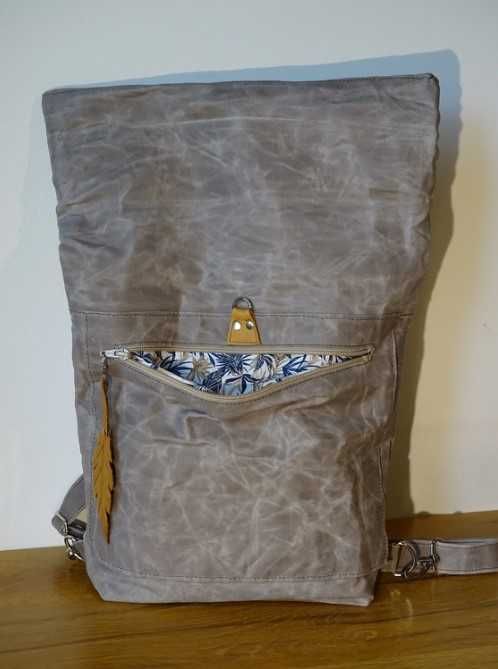 Plecak z płótna woskowanego (bagpack made of waxed material)