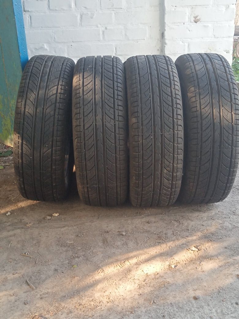 Продам комплект літніх шин. 185/60/14. Premiorri