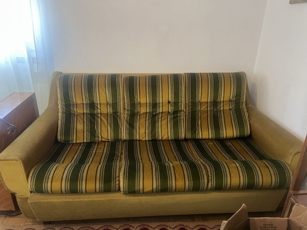 Sofá de tres lugares com duas poltronas