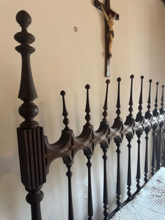 Cama de casal em madeira maciça + colchão