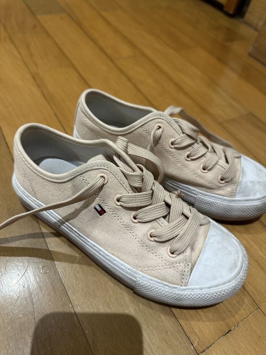 Botas Geox e Sapatilhas Tommy Hilfinger