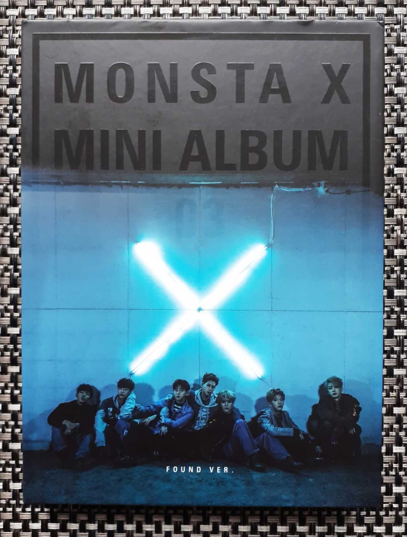 Monsta X - The Clan, Pt. 1 Lost - CD + Mini-Album - Muito Bom Estado