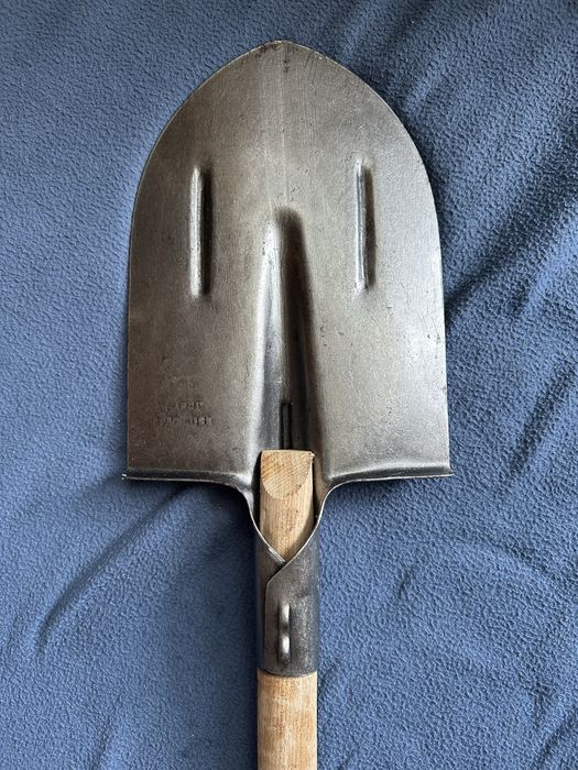 Штикова лопата з рейкової сталі, 109 см - міцний інструмент, окопна