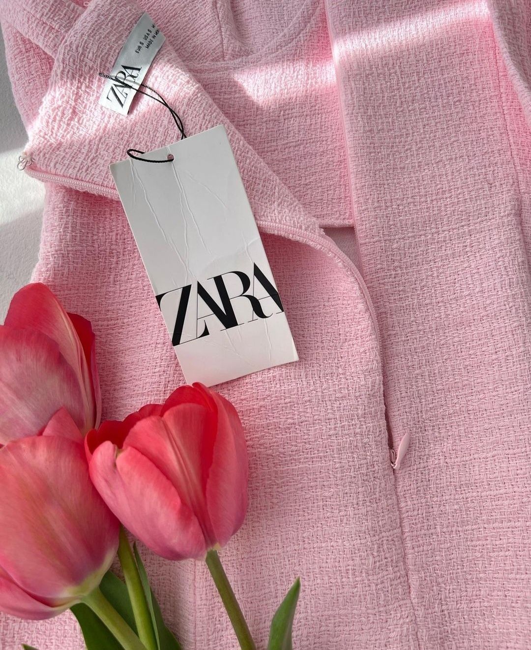 Розкішна рожева твідова сукня ZАRА з чашечками довжини міді платье