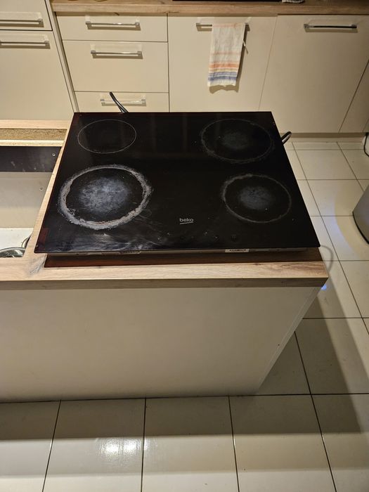 Płyta ceramiczna kuchenka indukcyjna Beko HIC64400E