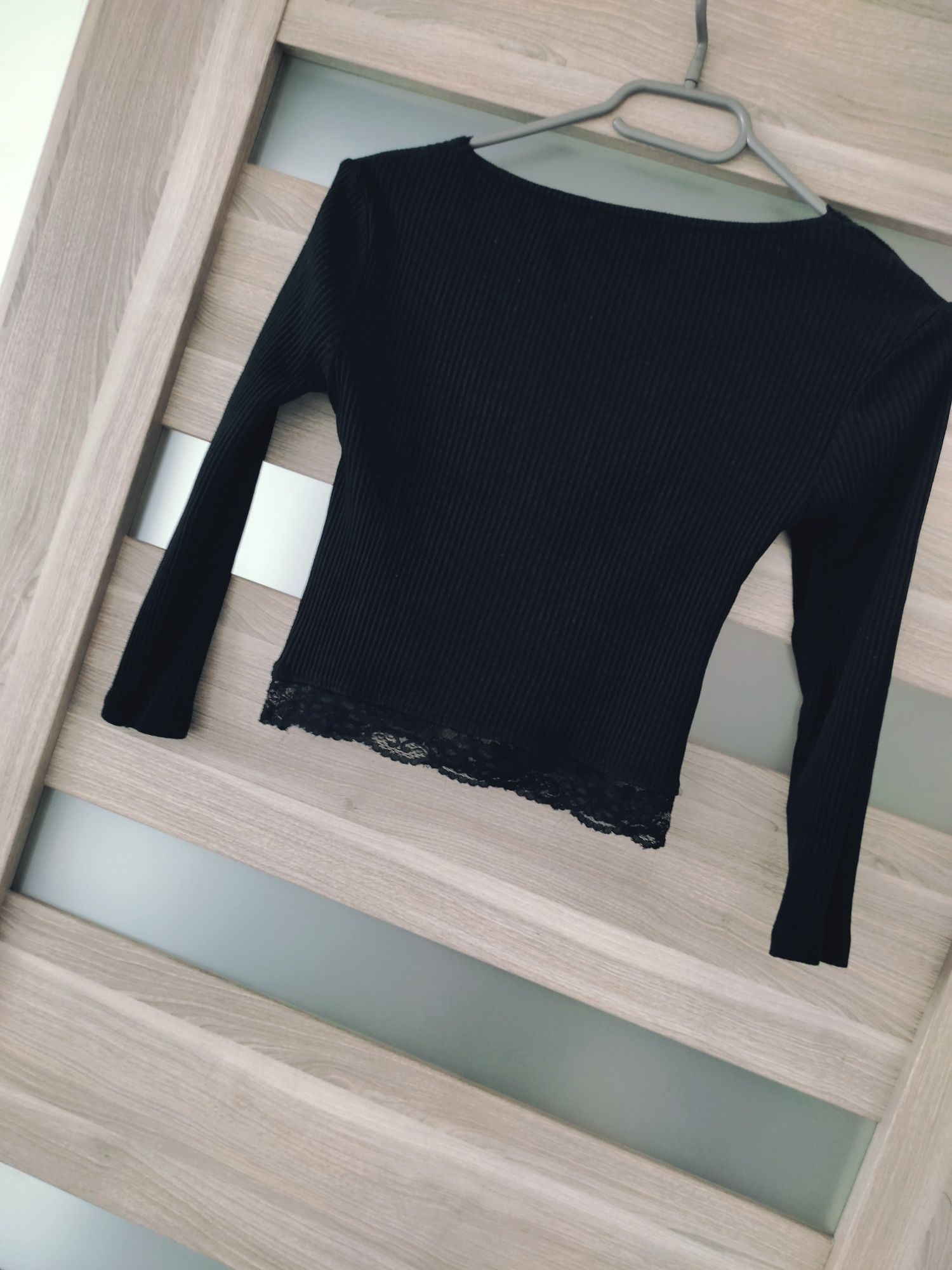 Czarny crop top z dekoltem roz S