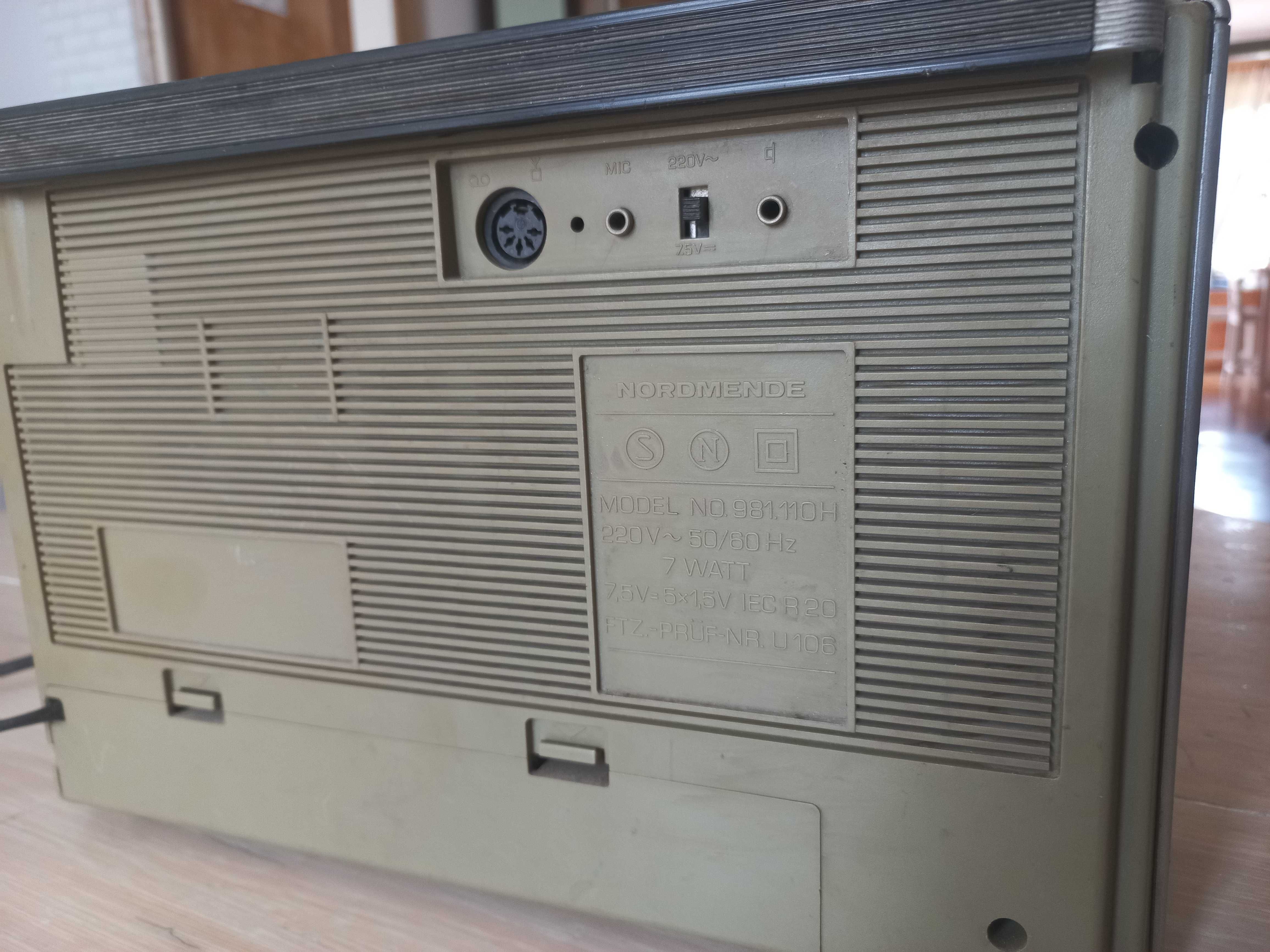 Niemiecki radiomagnrtofon vintage "Nordmende".