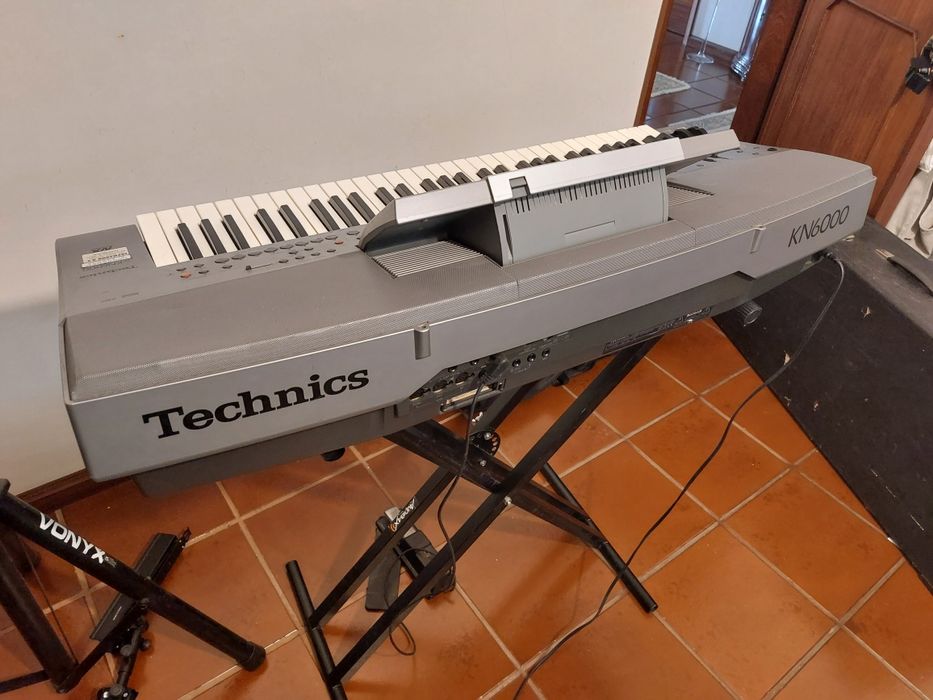 Órgão Technics KN6000