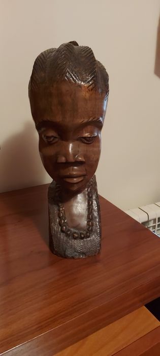 Busto em madeira