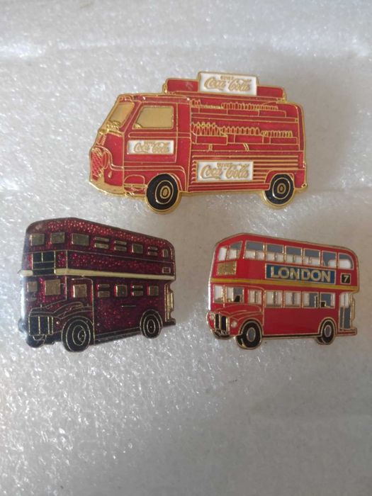 Pins de Autocarros de Londres e Carrinha da Coca Cola.