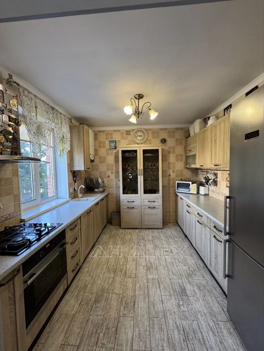 Продам будинок з гаражем