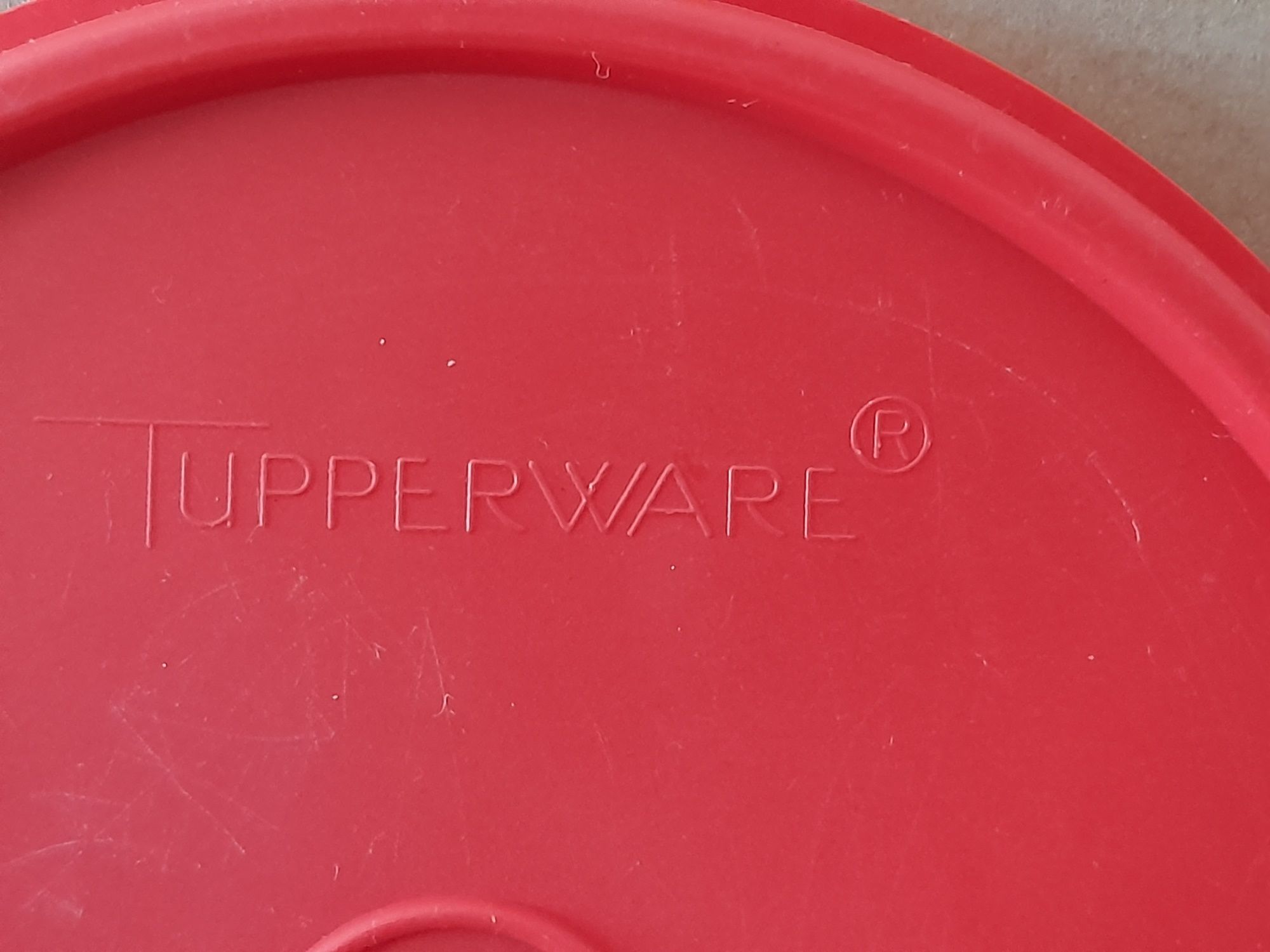 Par de tampas da Tupperware