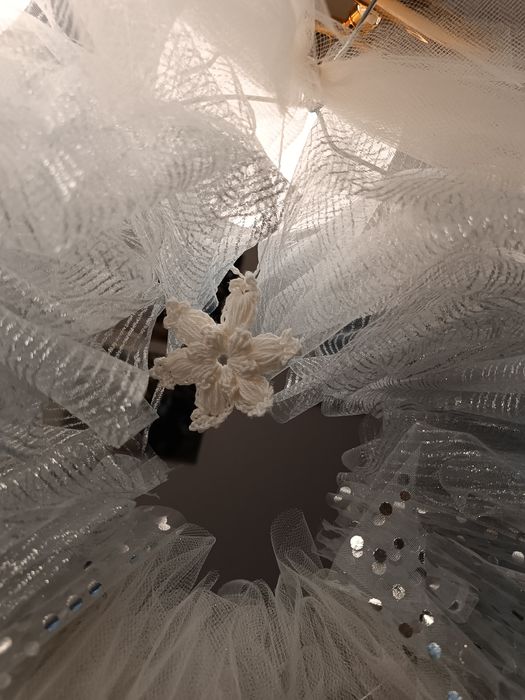 Wianek na drzwi srebrny wianek  ze śnieżynkami dekoracja zimowa