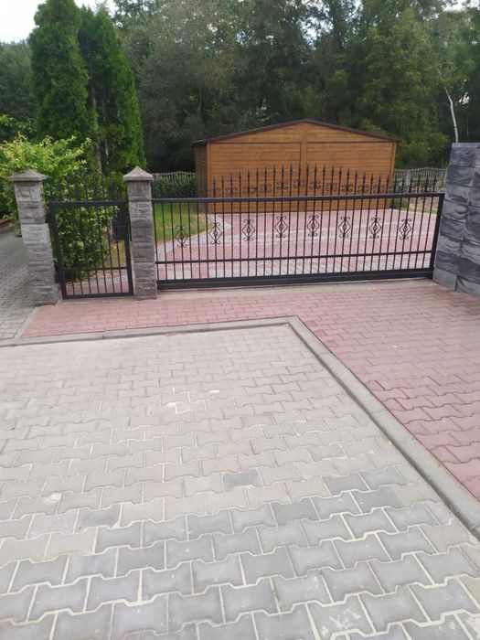 Brama przesuwna z bramką. Czarna kuta. Wysokość 142 cm, długość 370cm