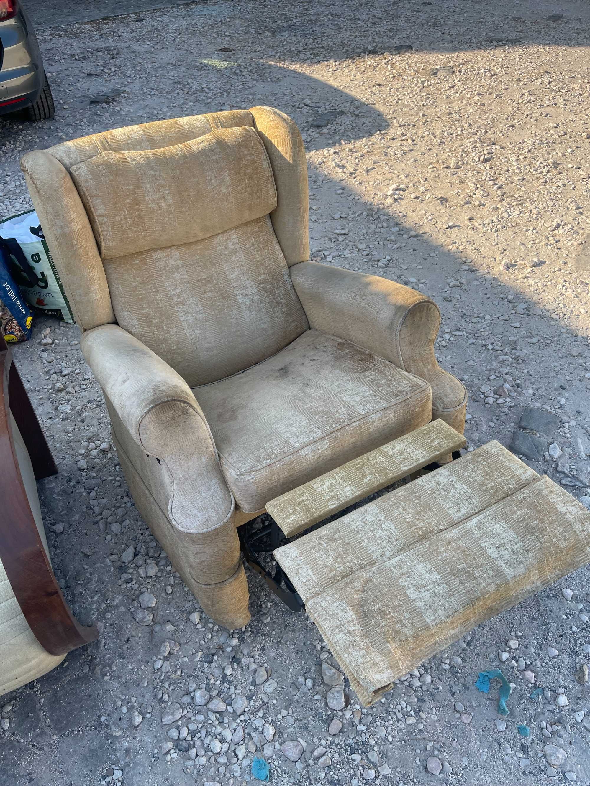 Conjunto de Poltronas Clássicas com Reclinável Integrado