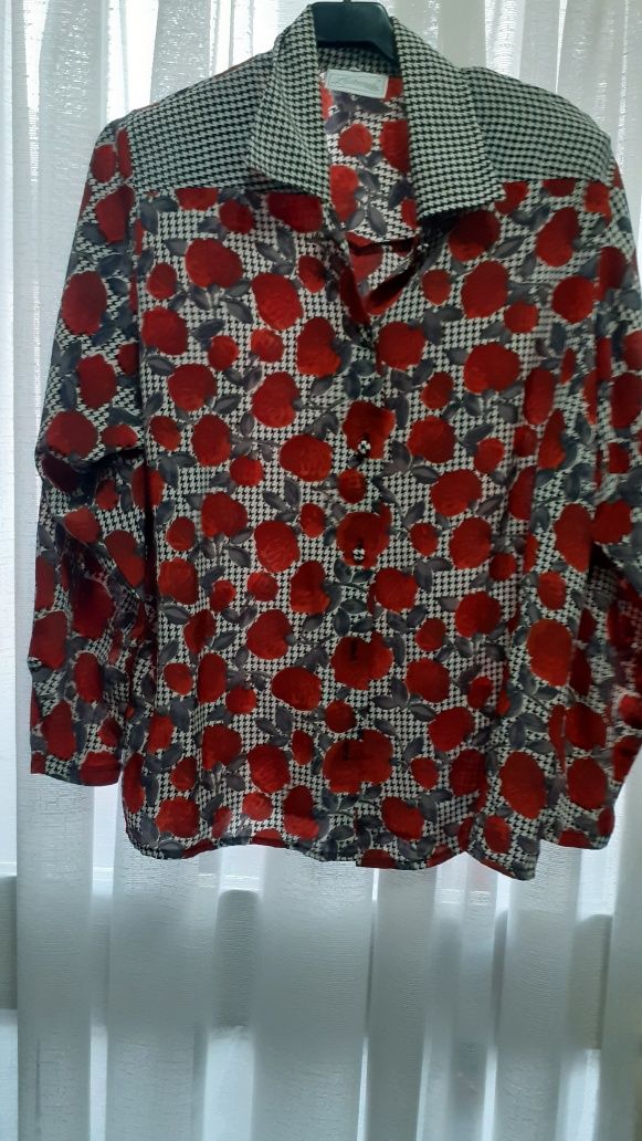 Blusa camiseiro tamanho m / l lindo cinzento  bordaux e preto