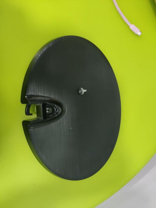 Monitor LG com cabo carregador e a funcionar