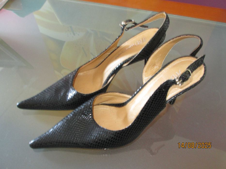 vendo sapatos de senhora em pele cobra