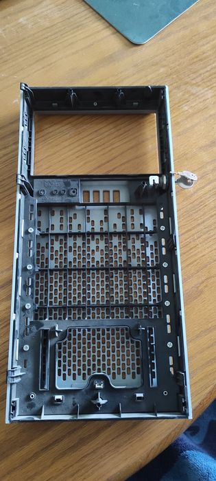 HP Proliant ML310e gen8 v2 Panel przedni.