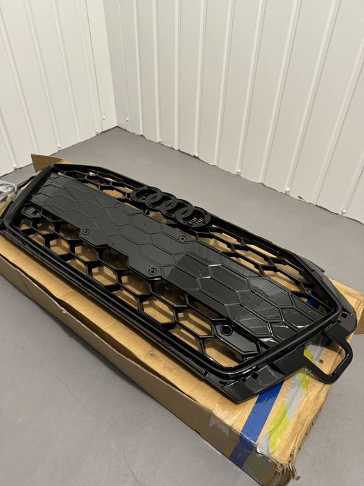 Решітка радіатора Audi A4 B9 2020-2024 стиль RS4 чорний глянець