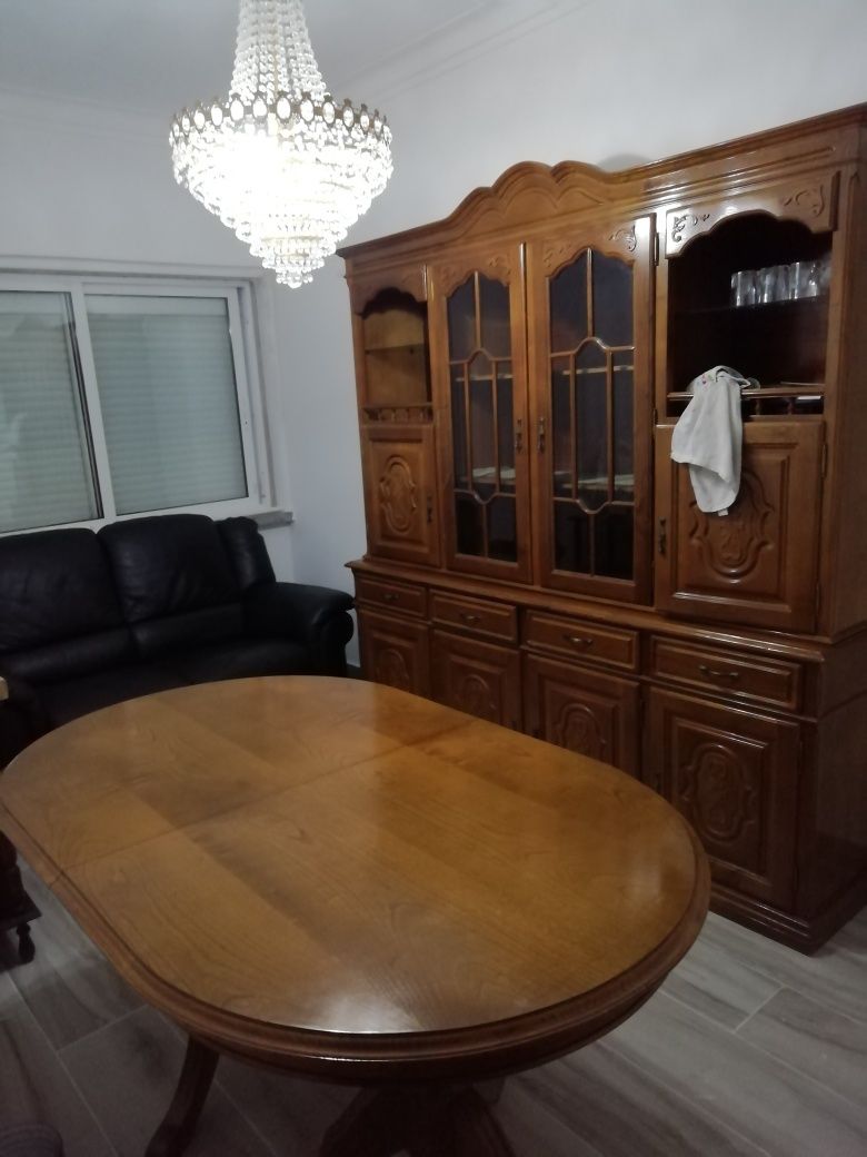 Sofá em pele, 250eu. Aparador mais mesa extensível 600eu. Cadeiras 30e