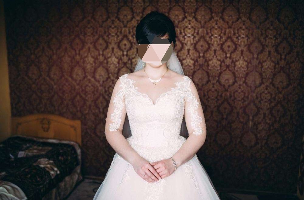 Весільна сукня. .