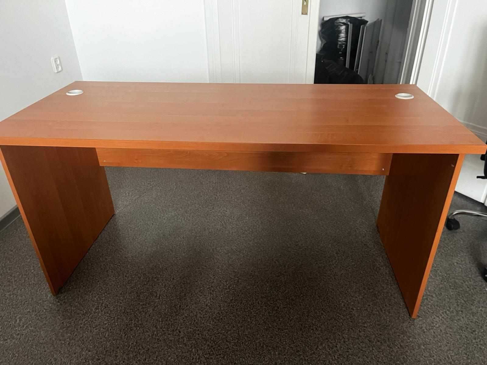 Solidne biurka z przegródkami