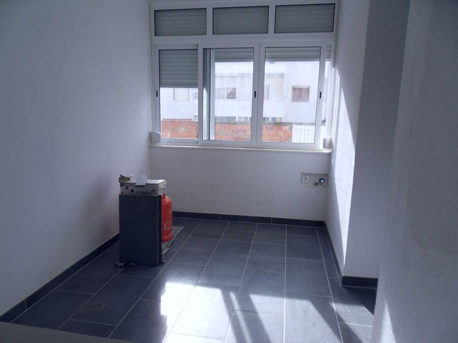 Baixa na Banheira ,T2 em frente da estação dos comboios