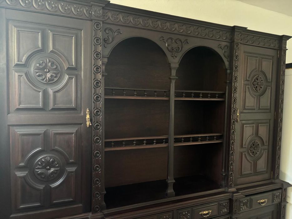 Armário madeira genuína em perfeito estado.